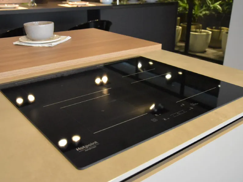Cucina a prezzo ribassato con penisola design Miton