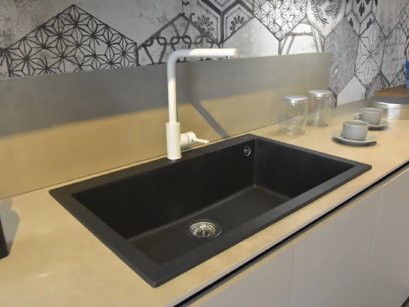Cucina a prezzo ribassato con penisola design Miton