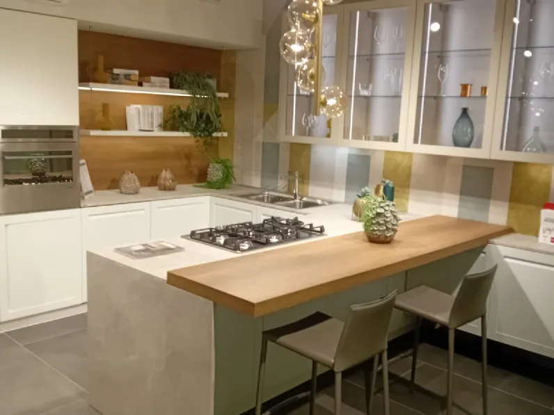 Cucina con penisola in laccata opaco a prezzo ribassato 40%
