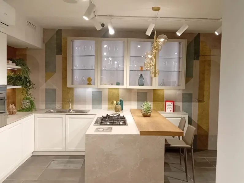 Cucina con penisola in laccata opaco a prezzo ribassato 40%
