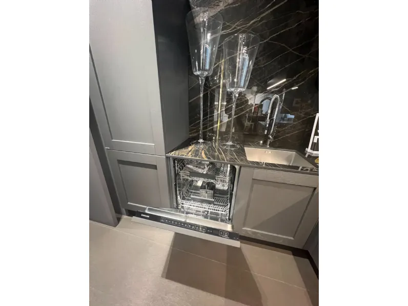 Cucina con penisola in laccata opaco a prezzo ribassato 58%