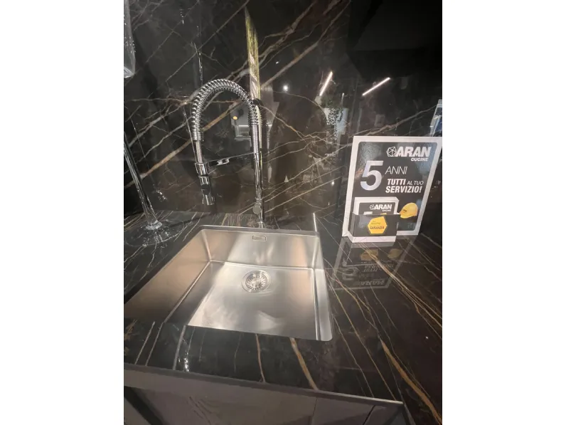 Cucina con penisola in laccata opaco a prezzo ribassato 58%