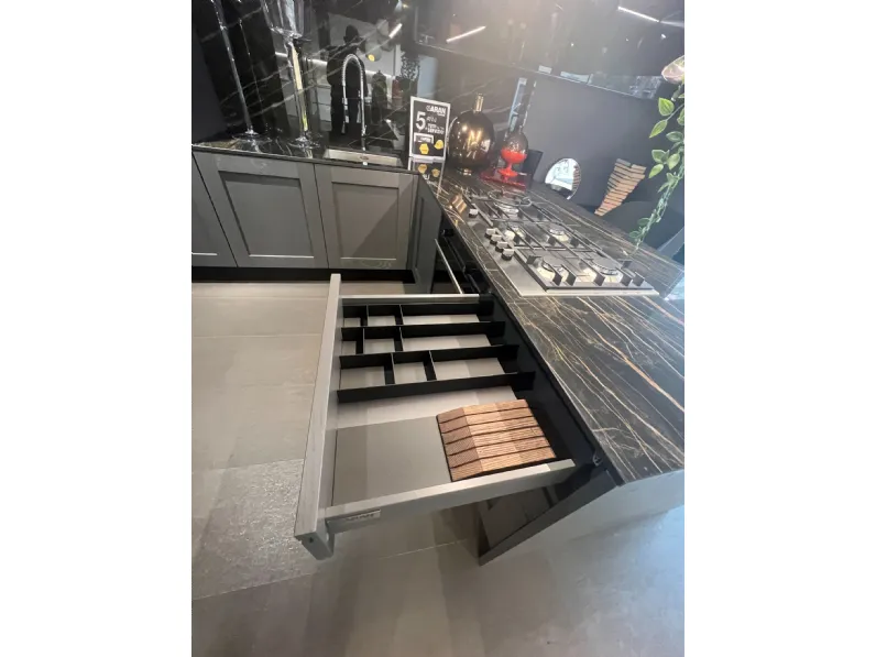 Cucina con penisola in laccata opaco a prezzo ribassato 58%