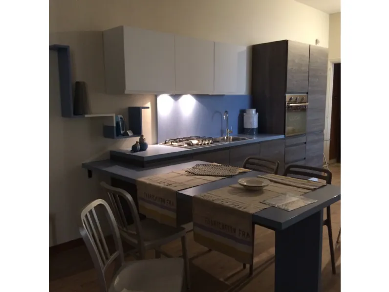 Cucina con penisola in laminato materico a prezzo ribassato 45%