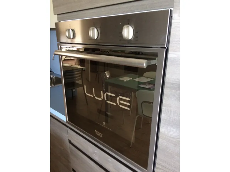 Cucina con penisola in laminato materico a prezzo ribassato 45%