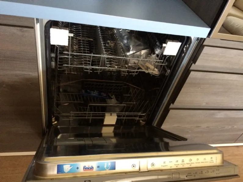Cucina con penisola in laminato materico a prezzo ribassato 45%