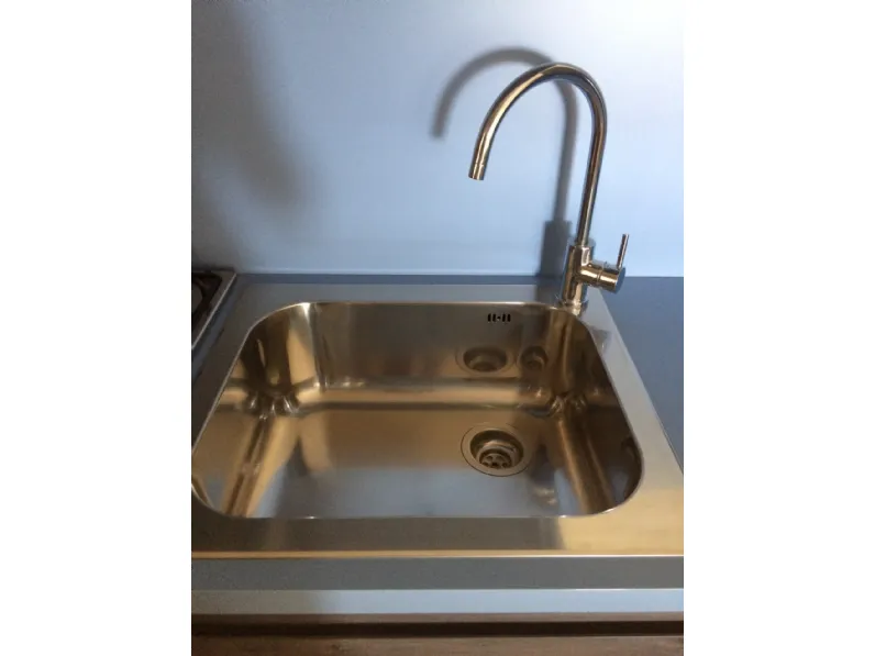 Cucina con penisola in laminato materico a prezzo ribassato 45%