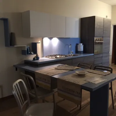 Cucina con penisola in laminato materico a prezzo ribassato 45%