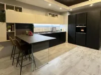 Cucina Mobilturi moderna con penisola rovere moro in laminato materico Pop
