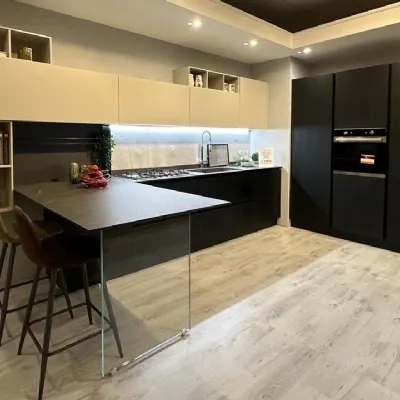Cucina Mobilturi moderna con penisola rovere moro in laminato materico Pop