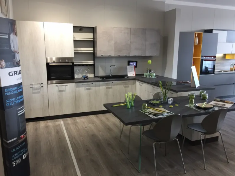 Cucina con penisola in laminato materico a prezzo scontato 40%