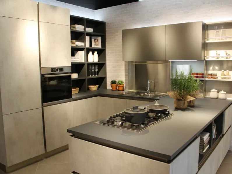 Cucina con penisola in laminato materico grigio Oyster pro beton grigio a prezzo ribassato