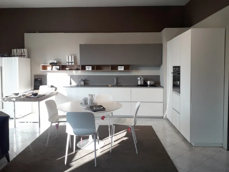 Cucina con penisola in laminato opaco a prezzo ribassato