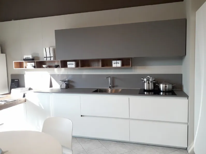 Cucina con penisola in laminato opaco a prezzo ribassato