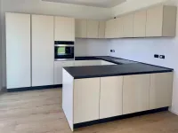 Cucina con penisola in laminato opaco tortora Ingrosso cucine moderne icm18 a prezzo ribassato