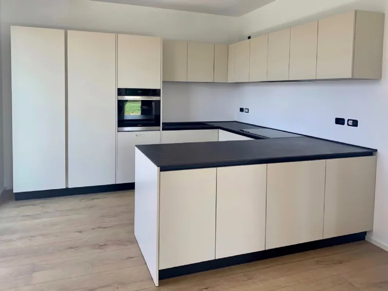 Cucina con penisola in laminato opaco tortora Ingrosso cucine moderne icm18 a prezzo ribassato