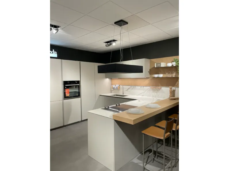 Cucina moderna con penisola One 80 Ernestomeda a prezzo scontato