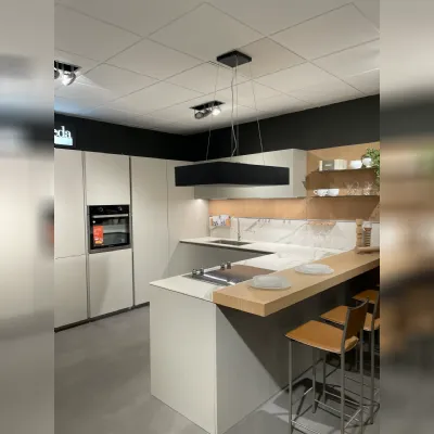 Cucina bianca moderna con penisola One 80 Ernestomeda in Offerta Outlet