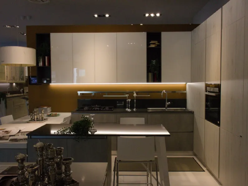 Scopri la cucina moderna Scavolini Liberamente con penisola a prezzo scontato!