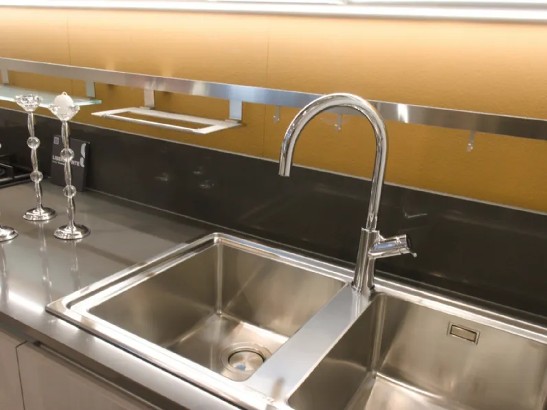 Scopri la cucina moderna Scavolini Liberamente con penisola a prezzo scontato!