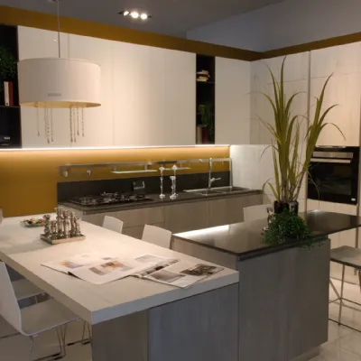 Scopri la cucina moderna Scavolini Liberamente con penisola a prezzo scontato!