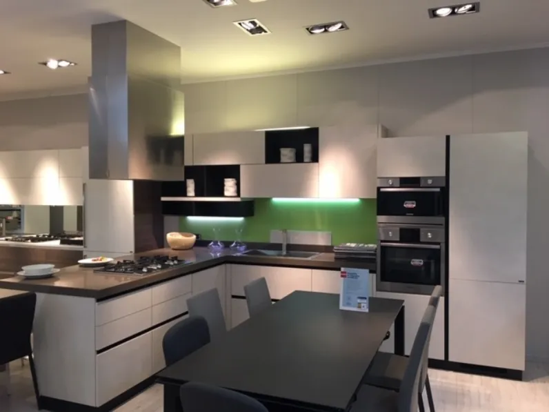 Cucina con penisola Liberamente Scavolini con uno sconto vantaggioso