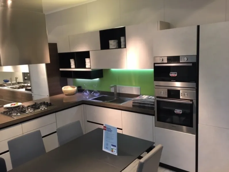 Cucina con penisola Liberamente Scavolini con uno sconto vantaggioso