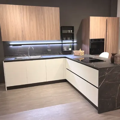 Cucina con penisola in laminato materico bianca Regola a prezzo ribassato