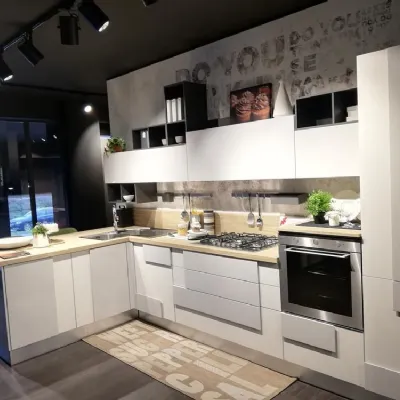 Cucina con penisola moderna Creativa Lube cucine a prezzo scontato