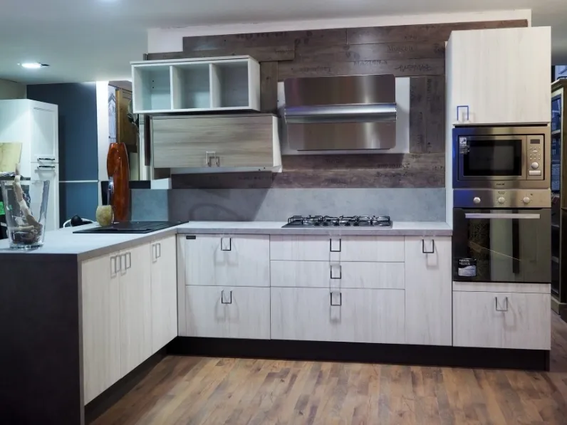 Cucina con penisola moderna  cucina essenziale rovere gesso in offerta convenienza  Nuovi mondi cucine a prezzo ribassato