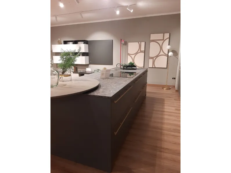 Cucina Febal moderna con penisola grigia in laminato opaco Modula