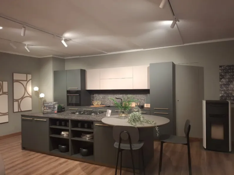 Cucina Febal moderna con penisola grigia in laminato opaco Modula