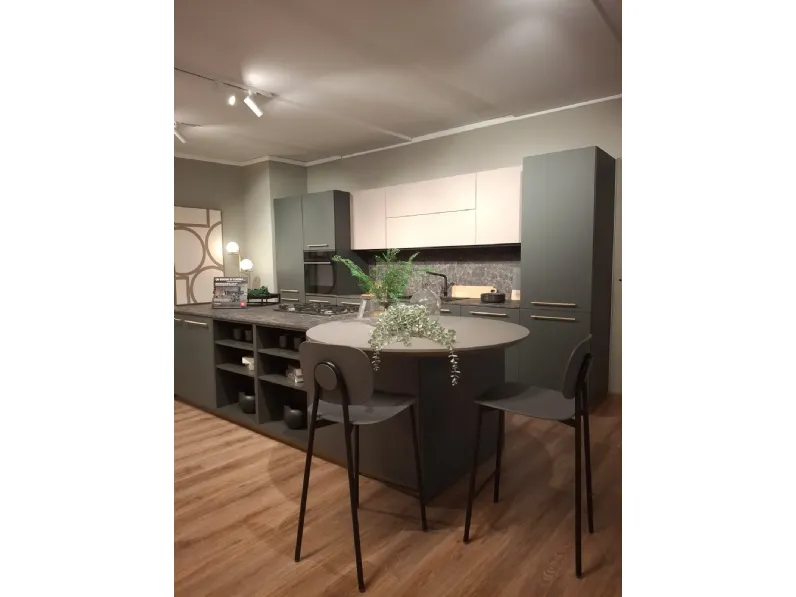 Cucina Febal moderna con penisola grigia in laminato opaco Modula