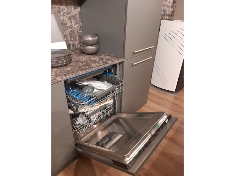 Cucina Febal moderna con penisola grigia in laminato opaco Modula