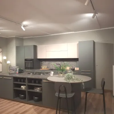 Cucina Febal moderna con penisola grigia in laminato opaco Modula