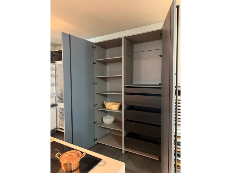 Cucina con isola in laccata opaco a prezzo scontato 50%