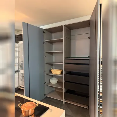 Cucina con isola in laccata opaco a prezzo scontato 50%