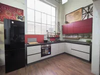 Cucina ad angolo moderna bianca Nuovi mondi cucine Cucina angolare moderna in colore cemento  sahara e  pensile  rossi   a soli 1990