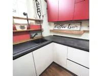 Cucina ad angolo moderna bianca Nuovi mondi cucine Cucina angolare moderna in colore cemento  sahara e  pensile  rossi   a soli 1990