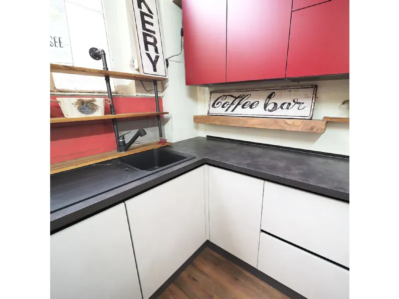 Cucina ad angolo moderna bianca Nuovi mondi cucine Cucina angolare moderna in colore cemento  sahara e  pensile  rossi   a soli 1990