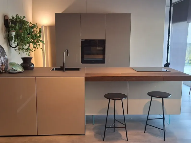 Cucina tortora design con isola Lago Cucina lago 368 a soli 13020 Euro