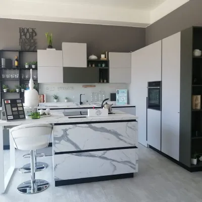 Cucina Delinea moderna grigio Scavolini ad isola scontata 45%