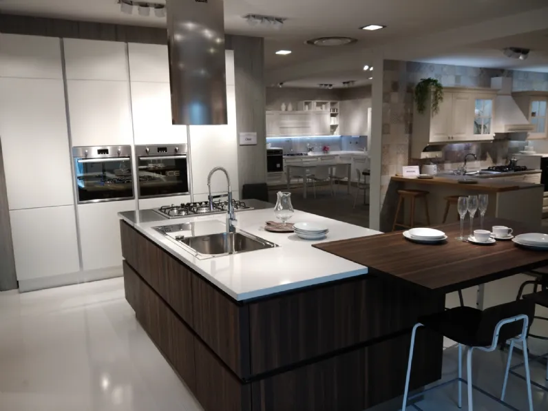 Cucina design ad isola Veneta Cucine Ri-flex Oyster a prezzo scontato