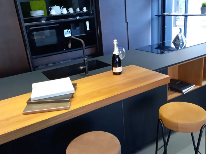 Cucina antracite design ad isola As 1o line in multistrato fenix Antares a soli 6000