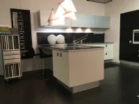 Cucina design bianca di Ernestomeda con penisola Silverbox in offerta