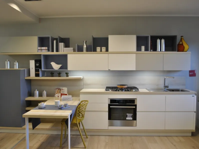 Cucina design bianca Scavolini con penisola Foodshelf inside scontata