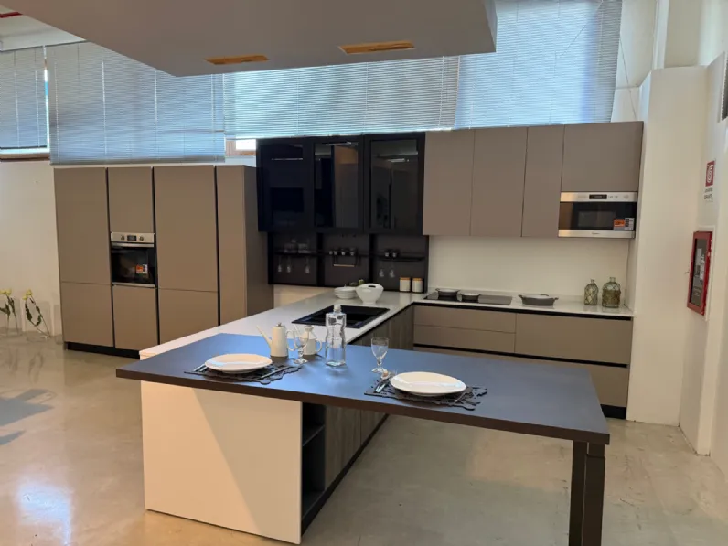 Cucina design con penisola Futura Evo cucine a prezzo scontato