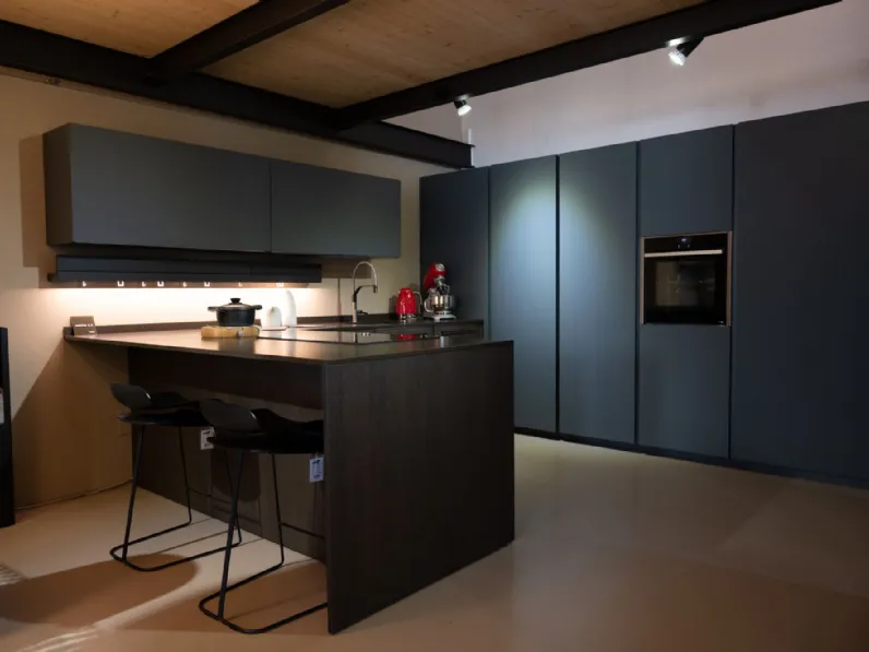 Cucina design grigio Cesar con penisola Maxima 2.2 in offerta
