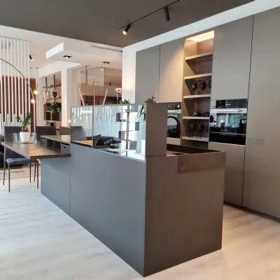 Scopri la cucina Ernestomeda in laccato opaco a -52%! Outlet prezzi.
