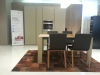 Cucina di design Logica laccato goffrato sabbia e rovere biscotto, penisola legno scontata 50%